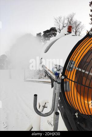 Pistolet à neige mobile pour la production de neige artificielle. Banque D'Images