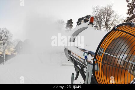 Pistolet à neige mobile pour la production de neige artificielle. Banque D'Images