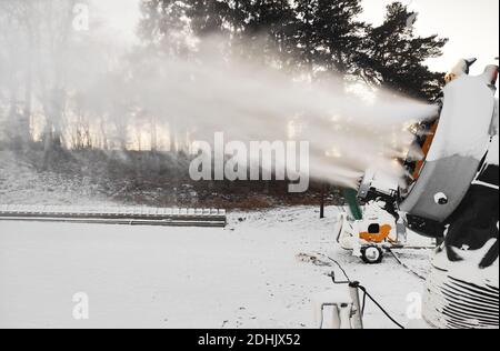 Canons à neige mobiles pour la production de neige artificielle. Banque D'Images