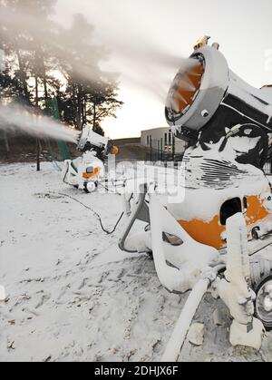 Canons à neige mobiles pour la production de neige artificielle. Banque D'Images