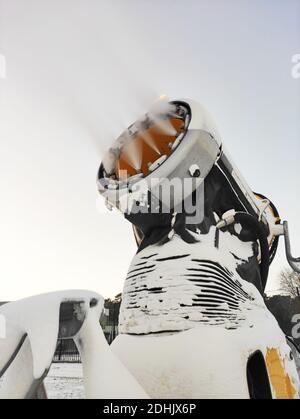 Pistolet à neige mobile pour la production de neige artificielle. Banque D'Images