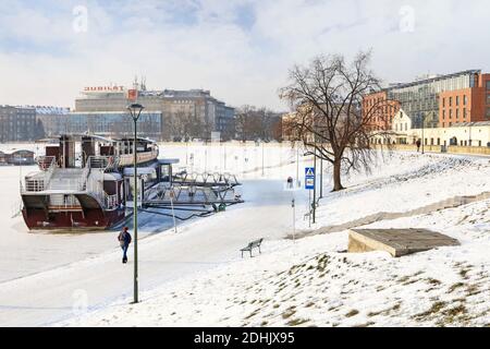 Bateaux sur la rivière Wisla près de la colline Wawel à Cracovie, en Pologne. Banque D'Images