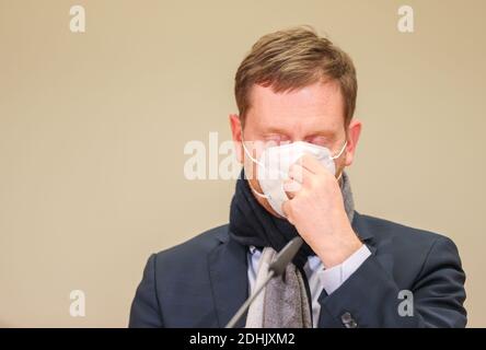 11 décembre 2020, Saxe, Aue: Michael Kretschmer (CDU), Premier ministre de Saxe, est assis dans une conférence de presse à l'Helios Klinikum. Avec la Saxe de l'est, les montagnes de l'Ore comptent parmi les régions où l'incidence d'infections est la plus élevée dans l'État libre. À partir du samedi (12.12.2020), les masques seront obligatoires partout en plein air. Comme dans d'autres foyers de la couronne saxonne, la consommation et la consommation d'alcool en public sont interdites. La maison ou l'appartement ne peut plus être laissé sans raison. Les personnes qui n'ont pas de résidence permanente à l'Erzgebirgskreis ne sont pas autorisées à se présenter Banque D'Images