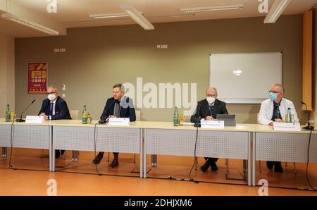 11 décembre 2020, Saxe, Aue: Frank Vogel (l-r), Administrateur de district de l'Erzgebirgskreis, Michael Kretschmer (tous deux CDU), Premier ministre de Saxe, Christoph Josten, Hôpital universitaire de Leipzig, et Thomas Grünewald, infectiologue de l'Hôpital Chemnitz, sont assis dans une conférence de presse à l'Hélios Klinikum. Avec la Saxe de l'est, les montagnes de l'Ore comptent parmi les régions où l'incidence d'infections est la plus élevée dans l'État libre. À partir du samedi (12.12.2020), les masques seront obligatoires partout en plein air. Comme dans d'autres foyers de la couronne saxonne, la portion et la consommation d'alcoho Banque D'Images