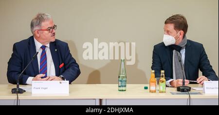 11 décembre 2020, Saxe, Aue: Frank Vogel (l), Administrateur de district de l'Erzgebirgskreis, et Michael Kretschmer (tous deux CDU), Premier ministre de Saxe, assis dans une conférence de presse à l'Helios Klinikum. Avec la Saxe de l'est, l'Erzgebirge est l'une des régions où l'incidence d'infections est la plus élevée dans l'État libre de Saxe. À partir du samedi (12.12.2020), les masques seront obligatoires partout en plein air. Comme dans d'autres foyers de la couronne saxonne, la consommation et la consommation d'alcool en public sont interdites. La maison ou l'appartement ne peut plus être laissé sans raison. Les personnes qui le font Banque D'Images