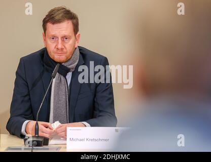 11 décembre 2020, Saxe, Aue: Michael Kretschmer (CDU), Premier ministre de Saxe, est assis dans une conférence de presse à l'Helios Klinikum. Avec la Saxe de l'est, les montagnes de l'Ore comptent parmi les régions où l'incidence d'infections est la plus élevée dans l'État libre. À partir du samedi (12.12.2020), les masques seront obligatoires partout en plein air. Comme dans d'autres foyers de la couronne saxonne, la consommation et la consommation d'alcool en public sont interdites. La maison ou l'appartement ne peut plus être laissé sans raison. Les personnes qui n'ont pas de résidence permanente à l'Erzgebirgskreis ne sont pas autorisées à se présenter Banque D'Images