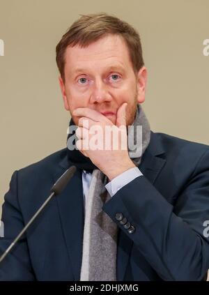 11 décembre 2020, Saxe, Aue: Michael Kretschmer (CDU), Premier ministre de Saxe, est assis dans une conférence de presse à l'Helios Klinikum. Avec la Saxe de l'est, les montagnes de l'Ore comptent parmi les régions où l'incidence d'infections est la plus élevée dans l'État libre. À partir du samedi (12.12.2020), les masques seront obligatoires partout en plein air. Comme dans d'autres foyers de la couronne saxonne, la consommation et la consommation d'alcool en public sont interdites. La maison ou l'appartement ne peut plus être laissé sans raison. Les personnes qui n'ont pas de résidence permanente à l'Erzgebirgskreis ne sont pas autorisées à se présenter Banque D'Images
