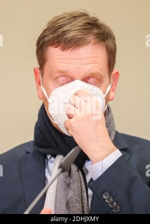 11 décembre 2020, Saxe, Aue: Michael Kretschmer (CDU), Premier ministre de Saxe, est assis dans une conférence de presse à l'Helios Klinikum. Avec la Saxe de l'est, les montagnes de l'Ore comptent parmi les régions où l'incidence d'infections est la plus élevée dans l'État libre. À partir du samedi (12.12.2020), les masques seront obligatoires partout en plein air. Comme dans d'autres foyers de la couronne saxonne, la consommation et la consommation d'alcool en public sont interdites. La maison ou l'appartement ne peut plus être laissé sans raison. Les personnes qui n'ont pas de résidence permanente à l'Erzgebirgskreis ne sont pas autorisées à se présenter Banque D'Images