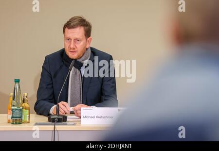 11 décembre 2020, Saxe, Aue: Michael Kretschmer (CDU), Premier ministre de Saxe, est assis dans une conférence de presse à l'Helios Klinikum. Avec la Saxe de l'est, les montagnes de l'Ore comptent parmi les régions où l'incidence d'infections est la plus élevée dans l'État libre. À partir du samedi (12.12.2020), les masques seront obligatoires partout en plein air. Comme dans d'autres foyers de la couronne saxonne, la consommation et la consommation d'alcool en public sont interdites. La maison ou l'appartement ne peut plus être laissé sans raison. Les personnes qui n'ont pas de résidence permanente à l'Erzgebirgskreis ne sont pas autorisées à se présenter Banque D'Images