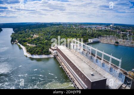 La plus grande centrale hydroélectrique de Zaporozhye, sur la rivière Dnieper. Banque D'Images