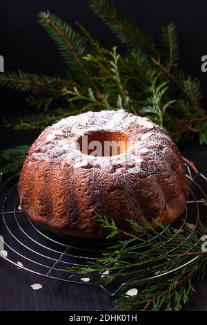 Concept alimentaire des Gugelhupf, Guglhupf, kouglof Kugelhopf, levure bundt cake de l'Europe centrale sur fond noir Banque D'Images