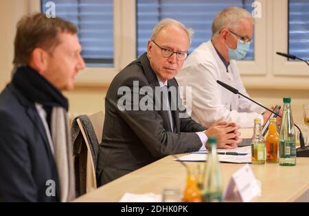 11 décembre 2020, Saxe, Aue: Michael Kretschmer (l-r, CDU), Premier ministre de Saxe, Christoph Josten, hôpital universitaire de Leipzig, et Thomas Grünewald, infectiologue de l'hôpital de Chemnitz, sont assis dans une conférence de presse à l'hôpital Helios. Avec la Saxe de l'est, les montagnes de l'Ore comptent parmi les régions où l'incidence d'infections est la plus élevée dans l'État libre. À partir du samedi (12.12.2020), les masques seront obligatoires partout en plein air. Comme dans d'autres foyers de la couronne saxonne, la consommation et la consommation d'alcool en public sont interdites. La maison ou l'appartement ne peut plus être lef Banque D'Images