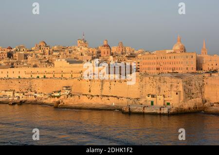 Malte, la Valette, cette ville typique aux magnifiques couleurs du soleil levant, est un site classé au patrimoine mondial de l'UNESCO. Banque D'Images