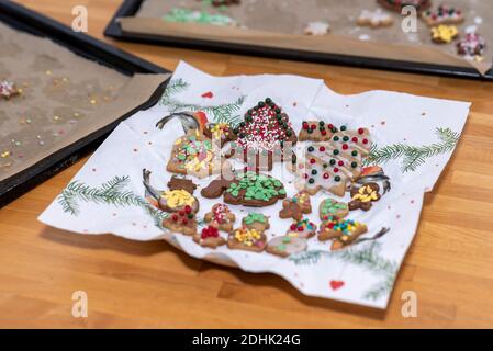 Magdebourg, Allemagne. 10 décembre 2020. Des biscuits de Noël faits maison se trouvent sur une assiette. Credit: Stephan Schulz/dpa-Zentralbild/ZB/dpa/Alay Live News Banque D'Images