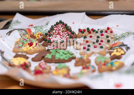 Magdebourg, Allemagne. 10 décembre 2020. Des biscuits de Noël faits maison se trouvent sur une assiette. Credit: Stephan Schulz/dpa-Zentralbild/ZB/dpa/Alay Live News Banque D'Images