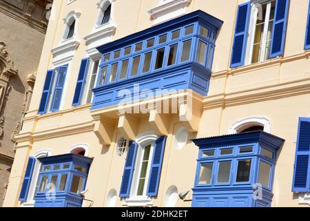 Malte, la Valette, les bâtiments maltais sont caractérisés par leurs balcons typiques et magnifiques de bois couverts et caractéristiques de cette ville. Banque D'Images