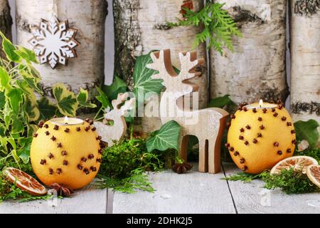 Deux ders en bois et une mandre orange décorée de trèfle. Décoration de table de Noël de style traditionnel. Banque D'Images