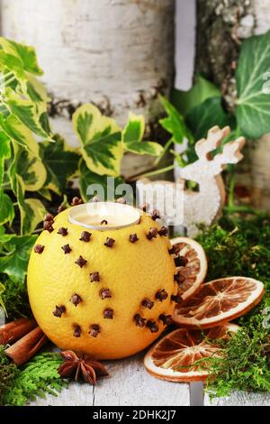 Deux ders en bois et une mandre orange décorée de trèfle. Décoration de table de Noël de style traditionnel. Banque D'Images