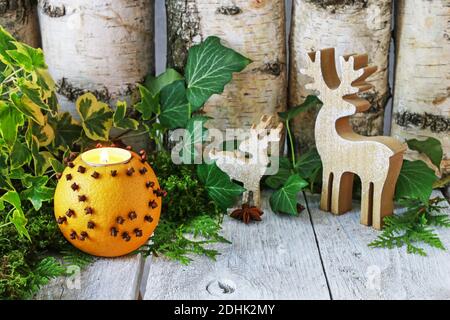 Deux ders en bois et une mandre orange décorée de trèfle. Décoration de table de Noël de style traditionnel. Banque D'Images