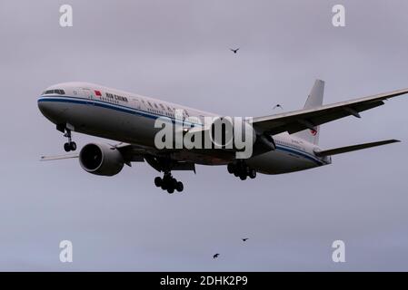 Air China Boeing 777 avion de ligne aérienne à réaction B-1429 en approche pour atterrir à l'aéroport de Londres Heathrow, au Royaume-Uni, pendant la pandémie COVID 19. Arrivée anticipée, couvert Banque D'Images