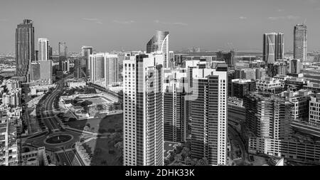 Les chameaux sur la plage de Jumeirah et de gratte-ciel dans le contexte à Dubaï, la ville de Dubaï, Emirats Arabes Unis Banque D'Images