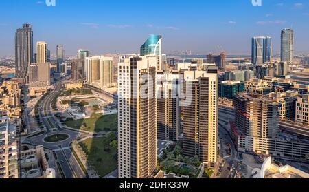 Les chameaux sur la plage de Jumeirah et de gratte-ciel dans le contexte à Dubaï, la ville de Dubaï, Emirats Arabes Unis Banque D'Images