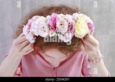 Femme portant une belle couronne de fleur de mariage. Décoration de fête Banque D'Images
