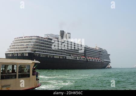 Venise, Italie - 21 septembre 2014 : le bateau de croisière traverse la lagune vénitienne le matin. Plus de 10 millions de touristes visitent Venise chaque année Banque D'Images