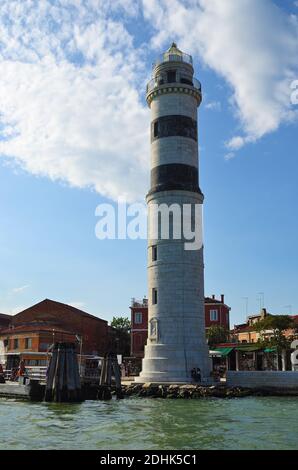 Venise, Italie - 23 septembre 2014 : station de vaporetto appelée 'murano faro' signifie phare sur l'île de Murano. Vue sur la tour du phare, V Banque D'Images