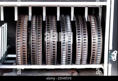 Ensemble de disques de frein de voiture alignés à la fermeture d'une rangée haut Banque D'Images