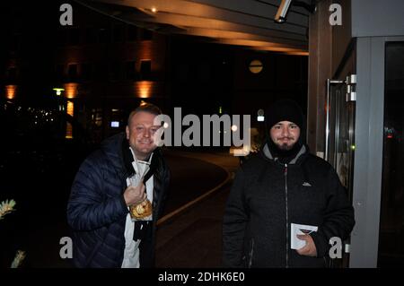 Christian Oberfuchshuber Anheizer / Anklatscher ( mit Fan Rechts) BEI der Ankunft zur 26. José Carreras Gala im Studio 3, Media City Leipzig. Leipzig, Banque D'Images