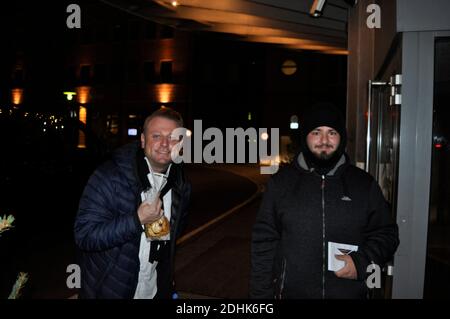 Christian Oberfuchshuber Anheizer / Anklatscher ( mit Fan Rechts) BEI der Ankunft zur 26. José Carreras Gala im Studio 3, Media City Leipzig. Leipzig, Banque D'Images