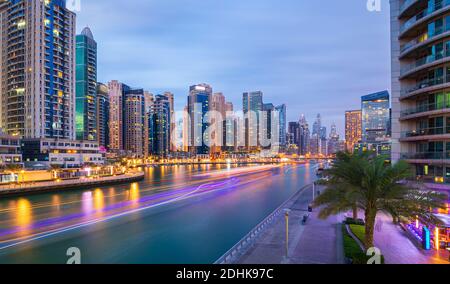 Les chameaux sur la plage de Jumeirah et de gratte-ciel dans le contexte à Dubaï, la ville de Dubaï, Emirats Arabes Unis Banque D'Images