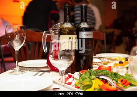 Genova, Italie 05 septembre 2018 : deux bouteilles de vin italien sur la table de fête Banque D'Images