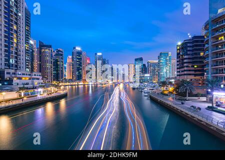 Les chameaux sur la plage de Jumeirah et de gratte-ciel dans le contexte à Dubaï, la ville de Dubaï, Emirats Arabes Unis Banque D'Images