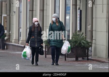 Minsk, Bélarus. 11 décembre 2020. Des piétons portant des masques faciaux marchent à Minsk, au Bélarus, le 11 décembre 2020. Le Bélarus a signalé 1,967 nouveaux cas de COVID-19 vendredi, le plus grand nombre d'infections quotidiennes à ce jour, ce qui porte son total à 156,359, selon le ministère de la Santé du pays. Credit: Henadz Zhinkov/Xinhua/Alamy Live News Banque D'Images