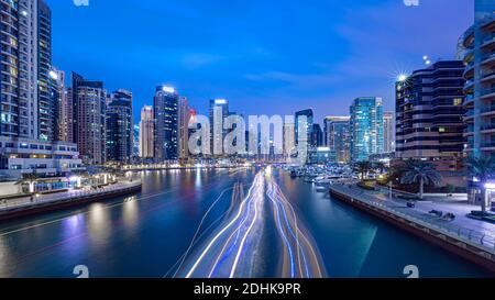 Les chameaux sur la plage de Jumeirah et de gratte-ciel dans le contexte à Dubaï, la ville de Dubaï, Emirats Arabes Unis Banque D'Images