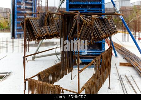 Structures métalliques de renfort pour verser le béton dans la construction monolithique. Chantier. Amélioration de la fiabilité de la construction Banque D'Images