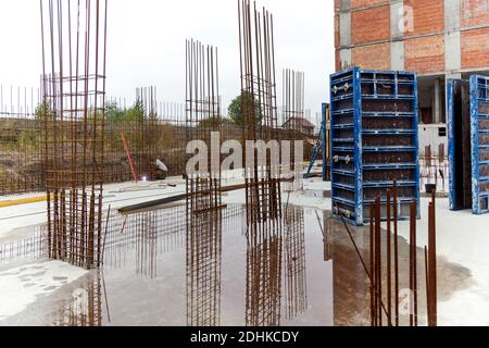 Structures métalliques de renfort pour verser le béton dans la construction monolithique. Chantier. Amélioration de la fiabilité de la construction Banque D'Images