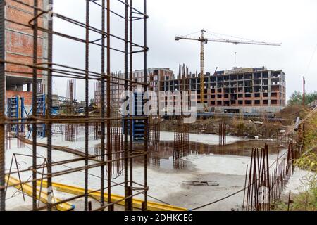 Structures métalliques de renfort pour verser le béton dans la construction monolithique. Chantier. Amélioration de la fiabilité de la construction Banque D'Images