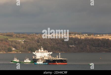 Port de Cork, Cork, Irlande. 11 décembre 2020.Tugboats, Titan, Alex et Gerry O'Sullivan manœuvrent le pétrolier Minerva Kallisto avec sa cargaison de pétrole brut du Texas en position de rotation avant son amarrage à la jetée de la raffinerie de pétrole de Whitegate à Cork Harbour, en Irlande. - Credit David Creedon / Alamy Live News Banque D'Images