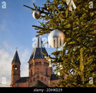 L'accent est mis sur un arbre de noël à l'avant, à l'arrière-plan est flou la cathédrale Saint-Martins de Mayence en Allemagne Banque D'Images