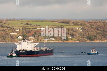 Port de Cork, Cork, Irlande. 11 décembre 2020.Tugboats, Titan et Gerry O'Sullivan manœuvrent le pétrolier Minerva Kallisto avec sa cargaison de pétrole brut du Texas en position de rotation avant son amarrage à la jetée de la raffinerie de pétrole de Whitegate à Cork Harbour, en Irlande. - Credit David Creedon / Alamy Live News Banque D'Images