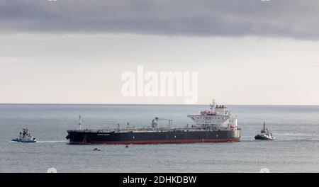 Port de Cork, Cork, Irlande. 11 décembre 2020.Tugboats, Gerry O'Sullivan et Titan escortent le pétrolier de 244 mètres Minerva Kallisto avec sa cargaison de pétrole brut du Texas au large de Roches point avant de se rendre à la raffinerie de pétrole de Whitegate à Cork Harbour, en Irlande. - Credit David Creedon / Alamy Live News Banque D'Images