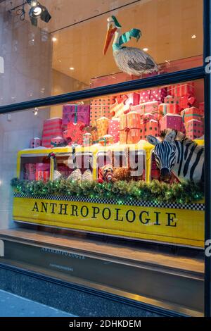 Vitrine d'Anthropologie à l'heure de Noël, New York City, États-Unis Banque D'Images