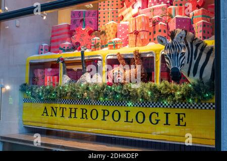 Vitrine d'Anthropologie à l'heure de Noël, New York City, États-Unis Banque D'Images