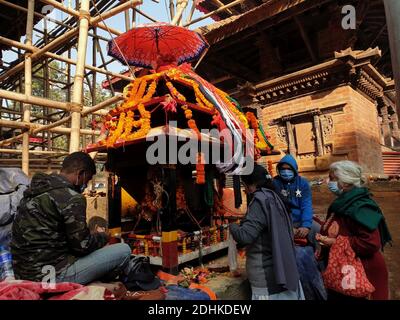 Katmandou, Bagmati, Népal. 11 décembre 2020. Les gens offrent des prières pendant Guhyeshwari yatra sur la place Hanumandhoka Durbar à Katmandou, au Népal, le 11 décembre 2020. Guhyeshwari Yatra est un festival, qui est une visite qui commence à porter palanquin composé d'idoles de Guhyeshwari après le temple de Pashupatinath et se termine à la place Hanuman Dhoka Durbar. Crédit : Sunil Sharma/ZUMA Wire/Alay Live News Banque D'Images