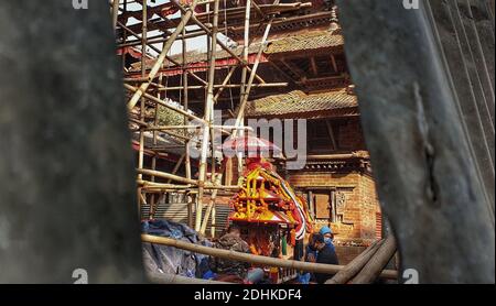 Katmandou, Bagmati, Népal. 11 décembre 2020. Un homme offre des prières pendant Guhyeshwari yatra sur la place Hanumanchoka Durbar à Katmandou, au Népal, le 11 décembre 2020. Guhyeshwari Yatra est un festival, qui est une visite qui commence à porter palanquin composé d'idoles de Guhyeshwari après le temple de Pashupatinath et se termine à la place Hanuman Dhoka Durbar. Crédit : Sunil Sharma/ZUMA Wire/Alay Live News Banque D'Images