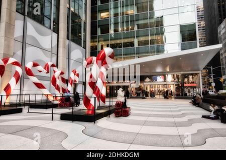 Des canes de bonbons géantes se trouvent sur la place devant le magasin phare de MLB NYC, New York City, États-Unis Banque D'Images