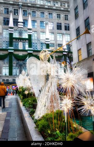 Herald Angel Figures au Rockefeller Center pendant la période des fêtes, NYC, USA 2020 Banque D'Images